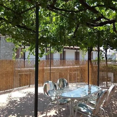 ευχάριστο σπίτι με ωραίο κήπο Villa *