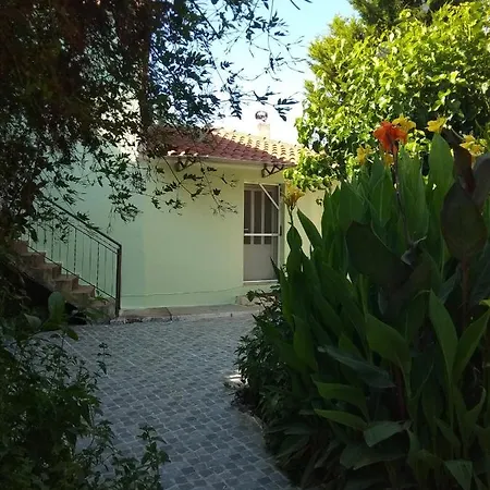 ευχάριστο σπίτι με ωραίο κήπο *