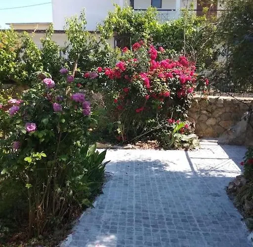 ευχάριστο σπίτι με ωραίο κήπο Villa